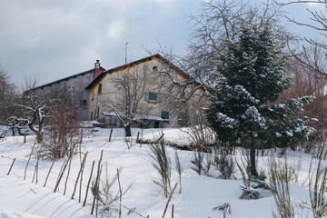 Bonita imagem de casas e vegetação coberta pela neve em final de inverno Europeu. Regiões frias da Italia. Sentimento de paz e tranquilidade. 