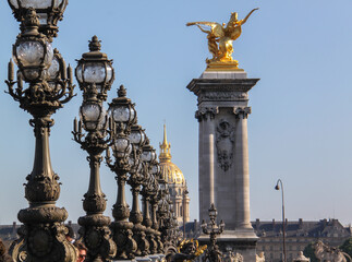 Fototapeta na wymiar Imagem simétrica de monumento francês
