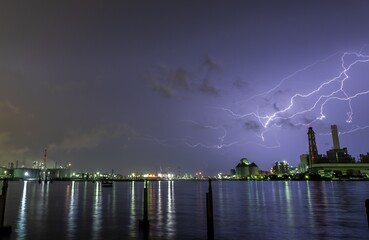 工場夜景と雷