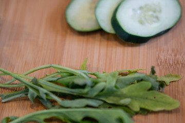 Pepino rebanado y arúgula