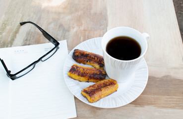 leer un poco con un rico desayuno 