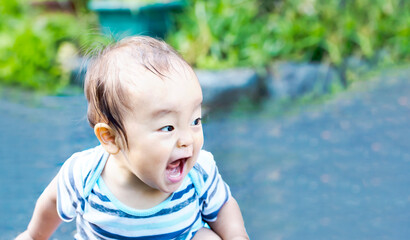 外で大声で叫び大興奮している子供　水遊びしてずぶ濡れの子供　ガオー