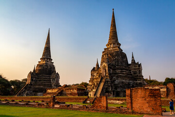 Plakat タイのアユタヤにあるワット・プラシーサンペットえ見た、夕陽を浴びる仏塔と夕暮れ時の空