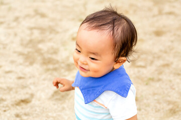 外で大はしゃぎの男の子のクローズアップとコピースペース