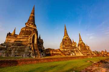 Plakat 夕日を受けて輝く、タイ・アユタヤにあるワット・プラシーサンペットの仏塔