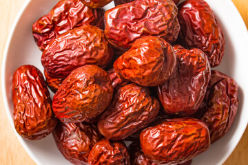 The bamboo dustpan is filled with bright red Xinjiang dates