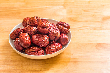 The bamboo dustpan is filled with bright red Xinjiang dates