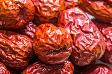 The bamboo dustpan is filled with bright red Xinjiang dates