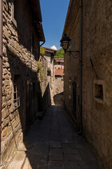 Fototapeta na wymiar In den Straßen der Altstadt der Burg Verrucola in Fivizzano, Toskana, Italien