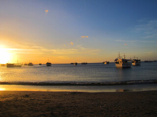 Fototapeta premium The warm sunset during the summer days becomes a spectacle of colors and sensations on the beaches of the Caribbean while we enjoy it and renew our vital energy