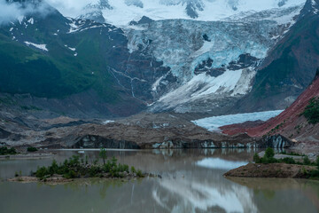 Obraz premium Midui Glacier, a big glacier on mountains in Tibet, China, on summer time, on a cloudy day.