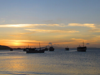 Fototapeta premium The warm sunset during the summer days becomes a spectacle of colors and sensations on the beaches of the Caribbean while we enjoy it and renew our vital energy