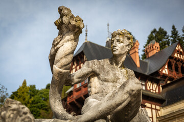 Steinstatue vor dem wunderschönen Schloss Peles in Rumänien