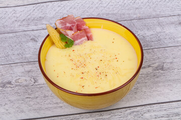 Cheese soup with bacon