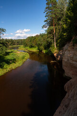 Obraz premium Gauja River in the summer, view from shore. view from red rocks ''Erglu klintis''