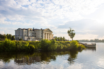 Obraz premium hotel on the Volga river embankment against a cloudy sky on a summer evening and space for copying in Uglich Russia