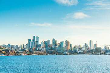 Fototapeta premium Seattle Cityskyline nad Lake Union w słoneczny dzień, Seattle, Waszyngton, USA.