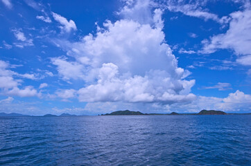 Fototapeta na wymiar Beautiful white clouds in blue sky over the sea