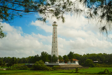 Obraz premium Beautiful white lighthouse on Ketawang Beach