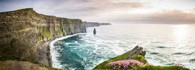 Cliffs of Moher Panorama in Irland Meer, Ozean, Küste, Atlantik, Klippen, Felsen, Landschaft,...