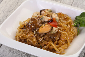 Wok noodle with mussels