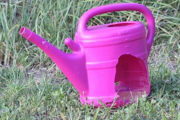 Alte defekte kaputte Gießkanne pink rosa 