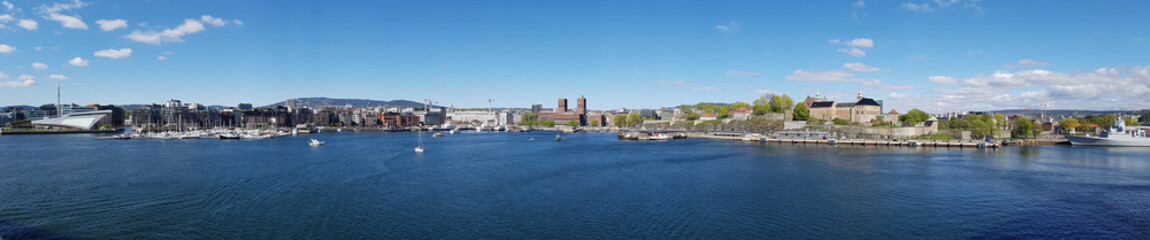 Naklejka na ściany i meble Panoramablick vom Wasser auf Oslo in Norwegen