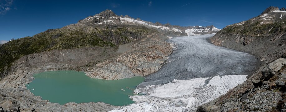 Ghiacciaio del Rodano nelle alpi svizzere coperto a causa dei cambiamenti climatici
