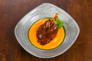 Lamb leg with cream sauce