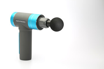 Massage Gun mit kugelförmigem Aufsatz, Nahaufnahme vor weissem Hintergrund