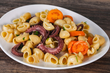Pasta with octopus and yellow tomatoes