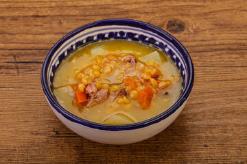 Pea soup with smoked ribs
