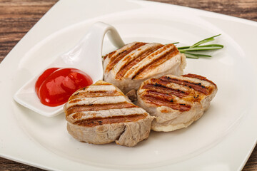 Grilled pork medallion with sauce