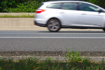 graues Auto fährt auf einer Autobahn