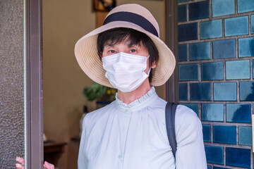 外出しようとしている、マスクを付けた中年女性