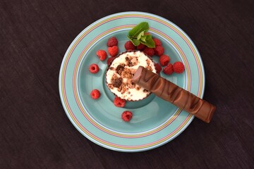 dessert glacé kinder bueno framboises et chocolat