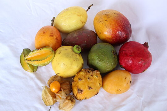 Variedad de frutas típicas del Perú, lúcuma, camu camu, pitahaya, carambola, aguaymanto fresco, granadilla, tuna