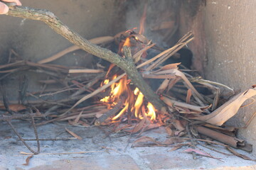 Preparando el fuego para cocinar un asado casual