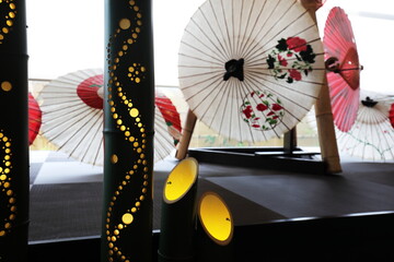 竹の照明と和傘