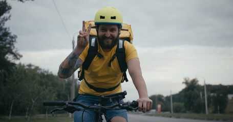 Obraz premium Bicycle messenger smiling at camera