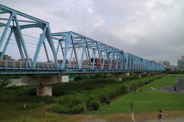 東京都多摩川の河川敷の風景