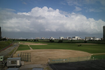 Obraz premium 東京都多摩川の河川敷の風景