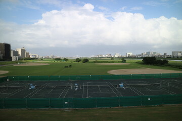 東京都多摩川の河川敷の風景