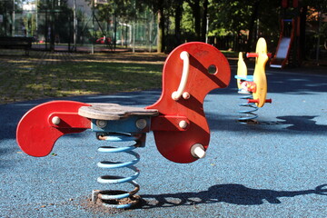 Giochi per bambini al parco in estate