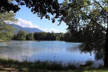 Obraz premium Le lac de Grésy sur Isère dans la base de loisirs, ville de Grésy sur Isère, département de la Savoie, France