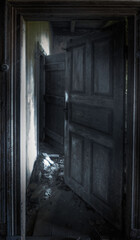 hölzerne Tür in einem verlassenen Bauernhaus