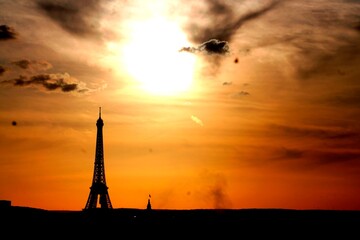 Fototapeta na wymiar Eiffelturm bei Sonnenuntergang