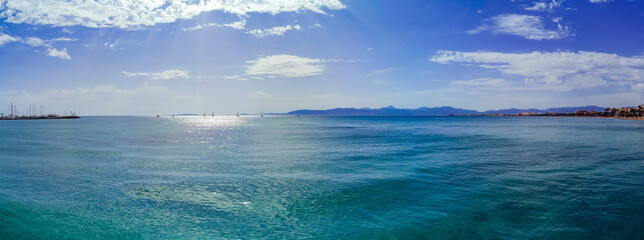 blick auf das weite mittelmeer aus der bucht von playa de palma