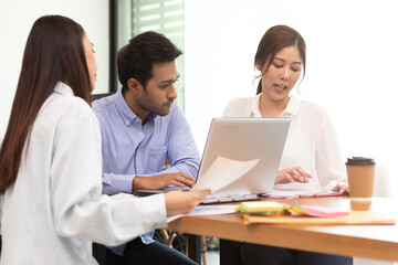 Obraz premium Asian business man and women meeting and talk about job in office.