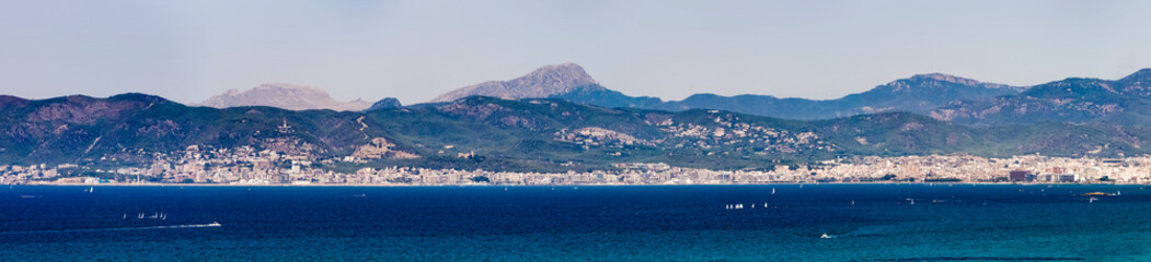 Fototapeta na wymiar wunderschöner panorama ausblick von der bucht von playa de palma, mallorca, spanien 